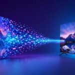 Image 4K composée de blocs de pixels qui se condense en flux de données lumineux vers un téléviseur et un smartphone